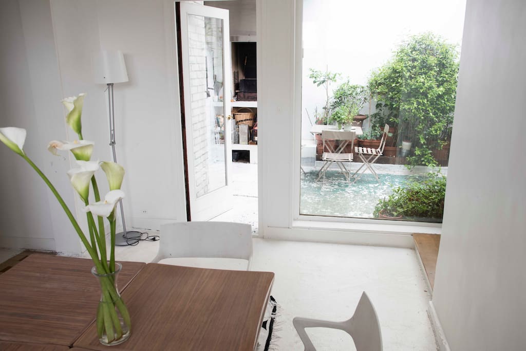 Dining room with view on the courtyard