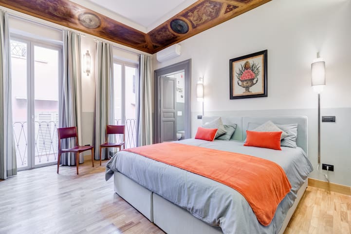 Roma Townhouse Frattina sleeps 6 3 bathrooms