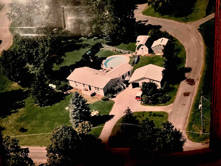 Place 3700 sf. w/pool 2 acres of privacy Houses for Rent in