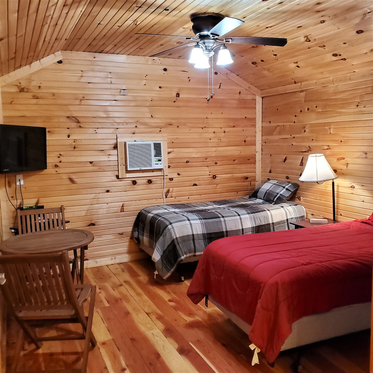 Mira hacia la sala de estar/dormitorio con vista a la televisión de pantalla plana con contenido vía satélite y wifi gratuito también.
