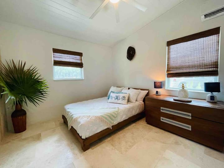 Chumba cha wageni kisicho na wakati na rahisi kilicho na vitanda vya Crate & Barrel, sakafu ya marumaru na mashuka yenye ubora wa juu..