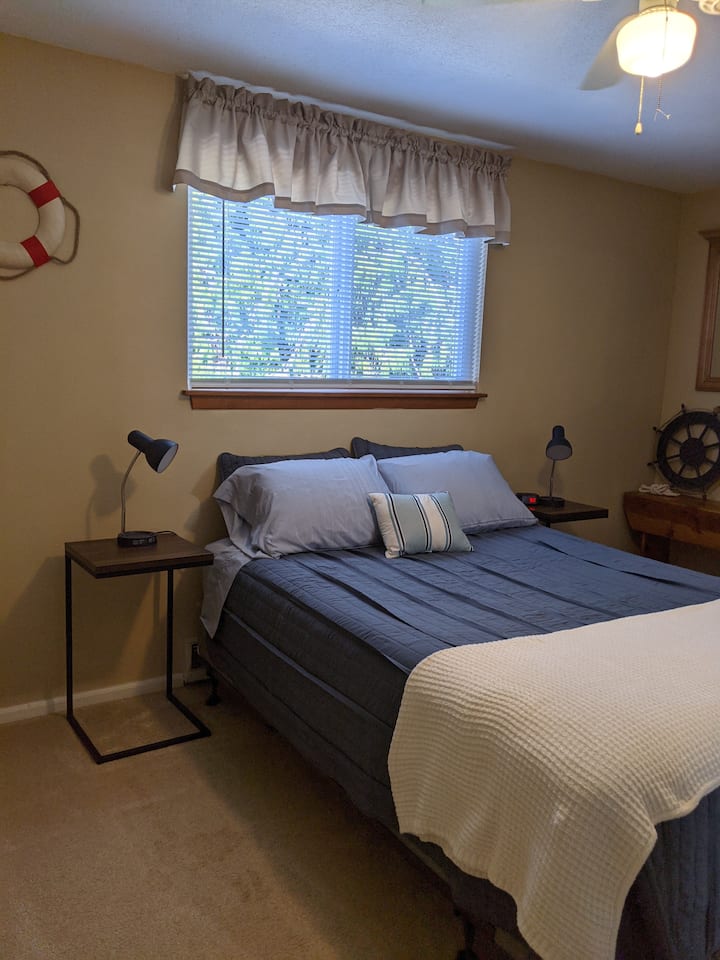 ห้องนอนทางทะเล #2
เตียงควีนไซส์
มู่ลี่สีเข้มในห้อง
โคมไฟพร้อมเต้าเสียบในตัว
ตู้เสื้อผ้านาฬิกาปลุก
ประตูตู้
เสื้อผ้า
กระจกเงาพัดลมเพดาน