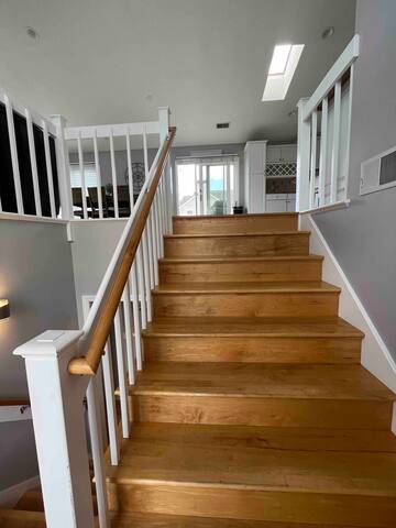 Sun splashed 6 bedroom short walk to the beach! gallery image 3