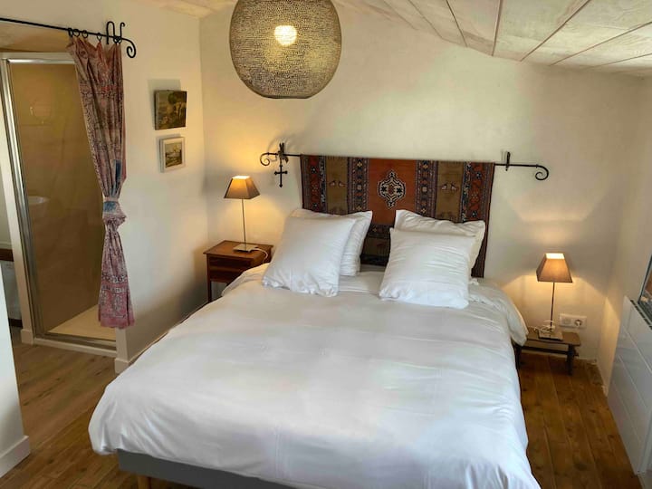 Dormitorio piso y SdB - una cama de matrimonio