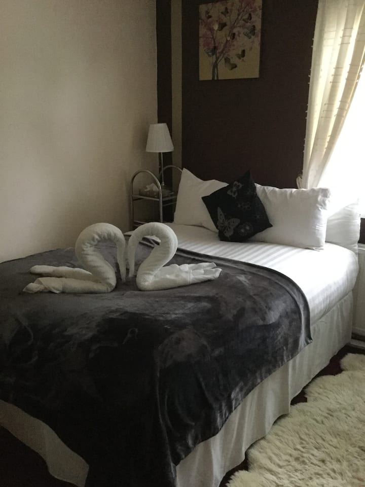 Double bedroom in central Edinburgh