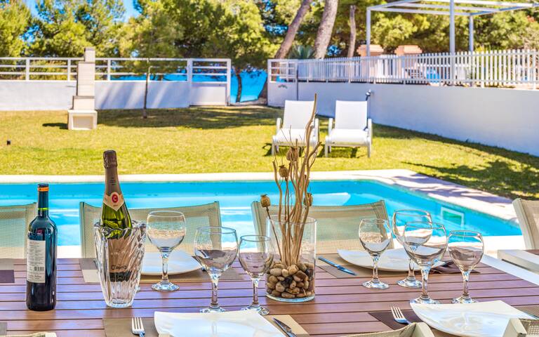 Villa en Primera línea de playa con piscina-12 Pax gallery image 2