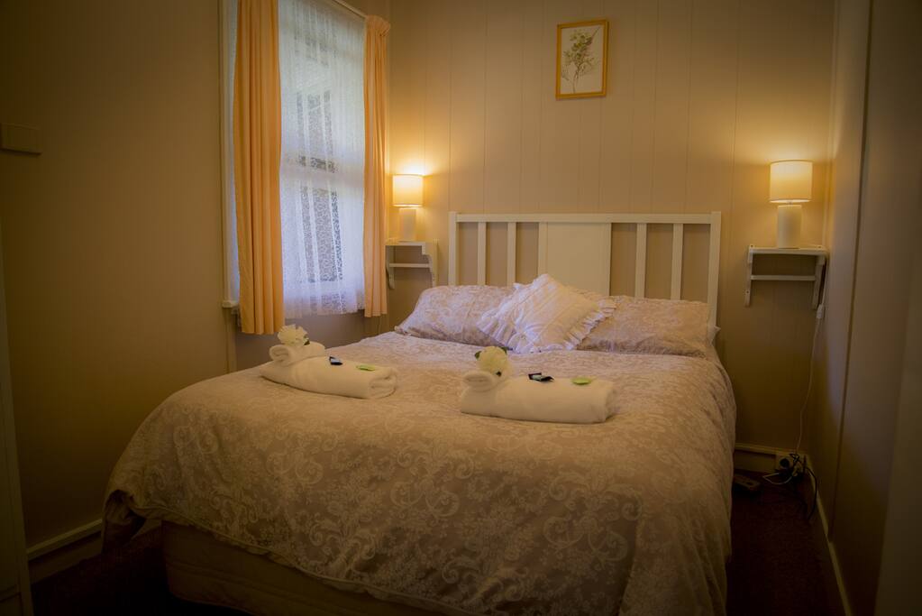 Pioneer Cottage 6 - Bedroom