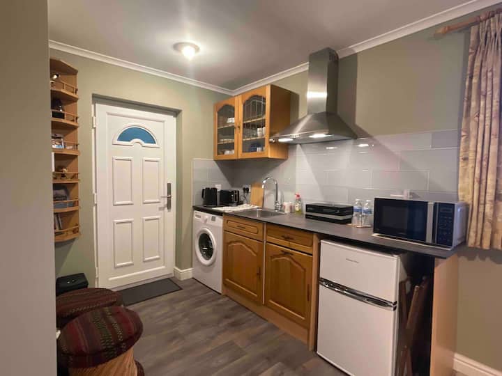 1-bed Self Contained Room W/parking - Brentford