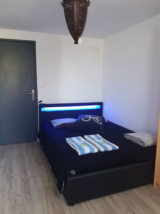 Chambre lit double à LED + serviettes fournies