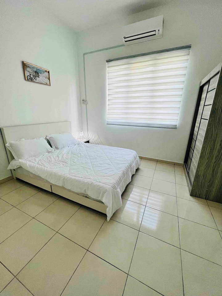 G Floor Bedroom 1:
- ﻿﻿Luftkonditionering
- ﻿﻿ Omklädningsbord med stol
- ﻿﻿ ﻿Fönsterblind
- Garderob
- 1 queensize-säng