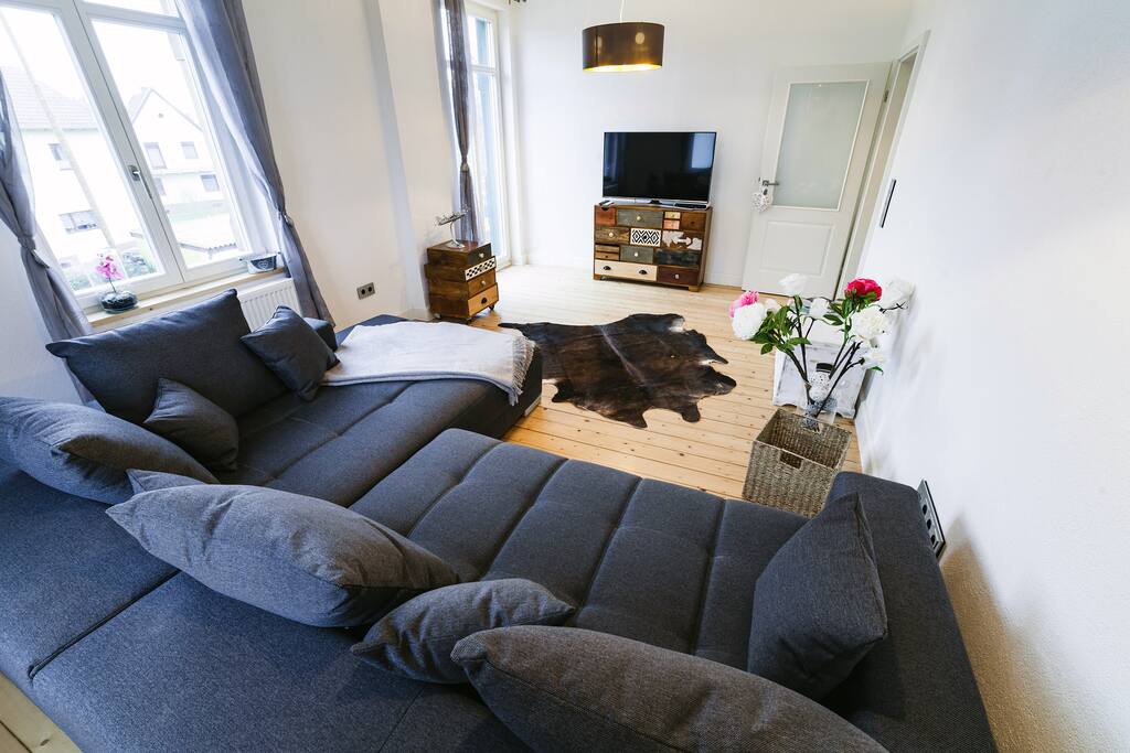 Ein Blick in dein Wohnzimmer auf Zeit: Echtholzdielenboden, Designermöbel und viel Tageslicht!