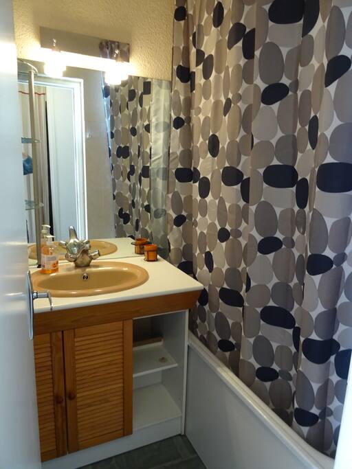 salle de bain avec baignoire