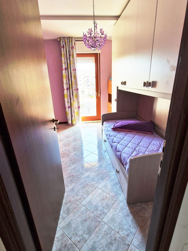 غرفة نوم بسريرين مفردين