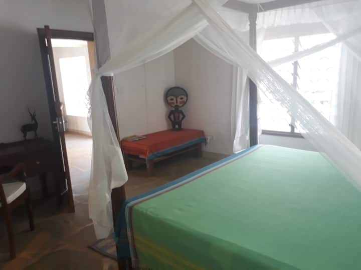 Slaapkamer 1 met eigen badkamer