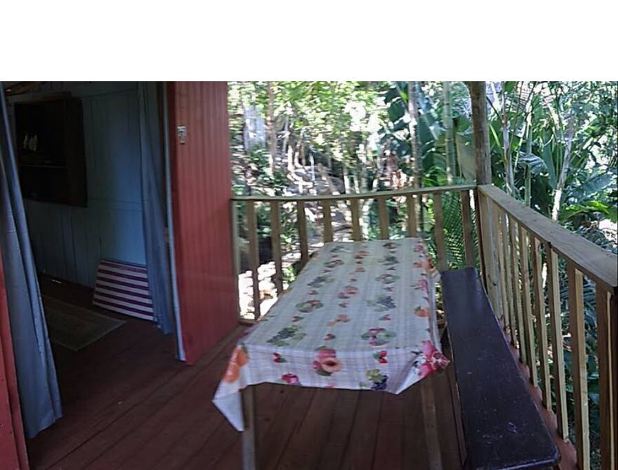 varanda com vista para o riacho e quintal