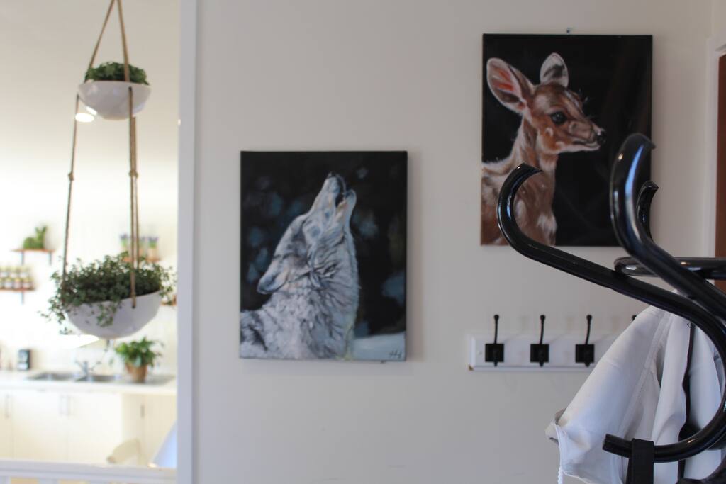 Entrance wall with fine art and coat, hat stand and key hooks!