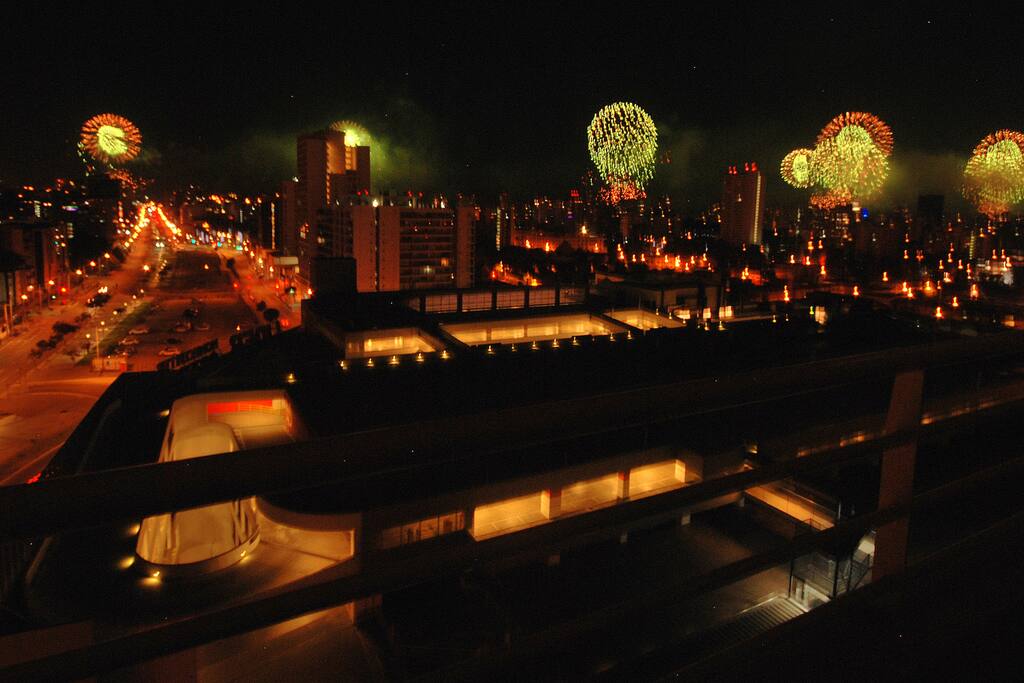 Vista desde balcón durante noche de año nuevo 2018 con una linda panorámica a espectáculo de fuegos pirotécnicos