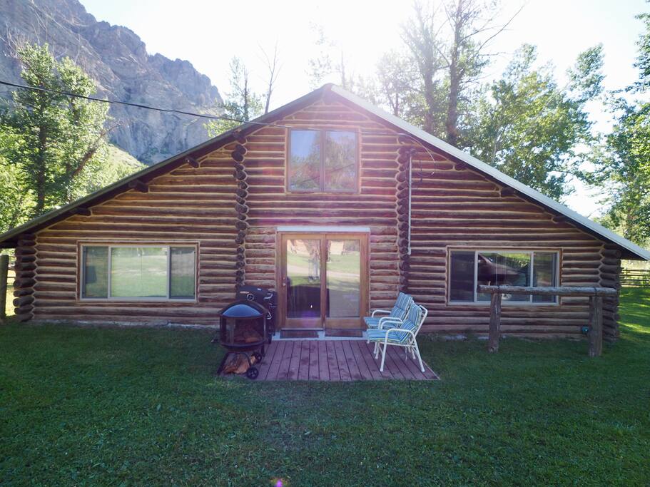 Beartooth Mountains log house with trout stream Cabins for Rent in