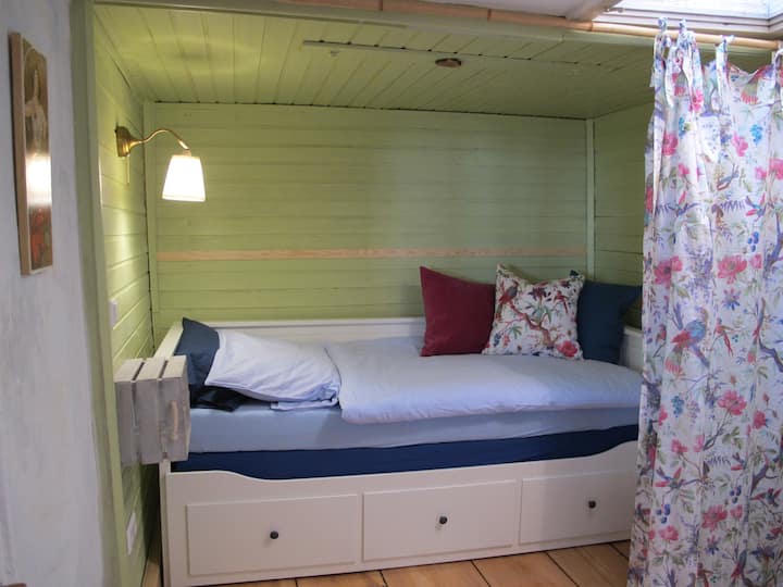 Dormitorio pequeño con cama individual/matrimonial