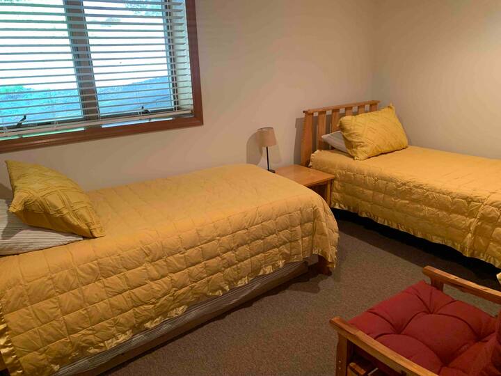 楼下有带轮椅的双床卧室