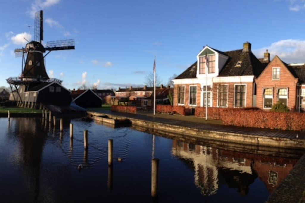 winter panorama van de locatie onder de wieken van de molen