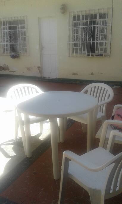 momento de aconchego no quintal a espera de um churrasco
