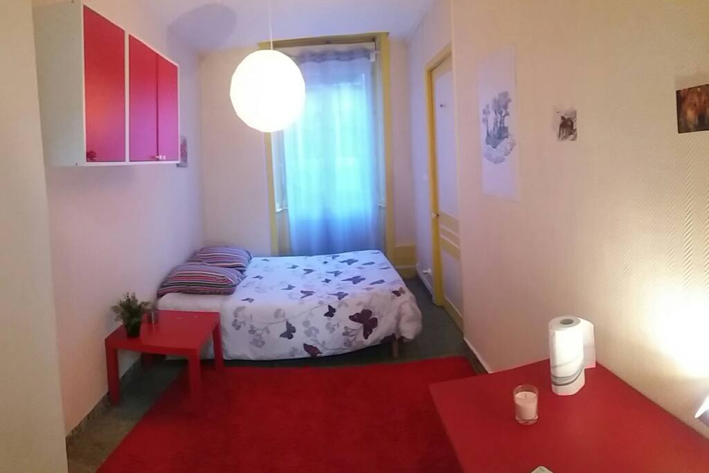 Chambre donnant sur cour intérieure très calme et équipé de volets occultants.
