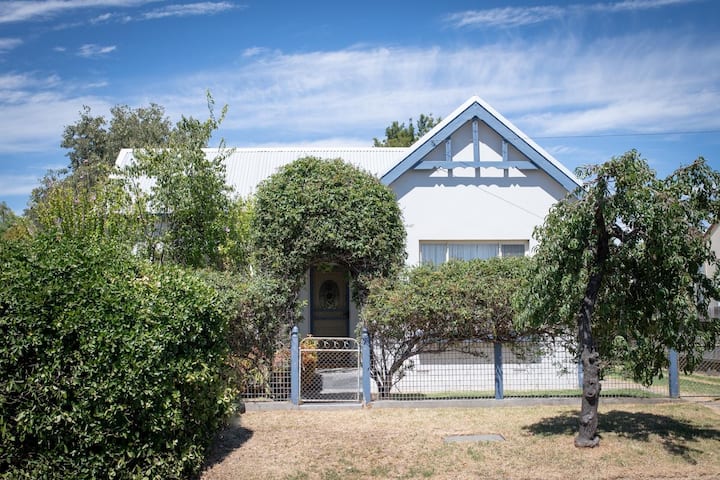 Kinross Cottage Neat And Stylish Sleeps 9 Houses For Rent In Orange Australia