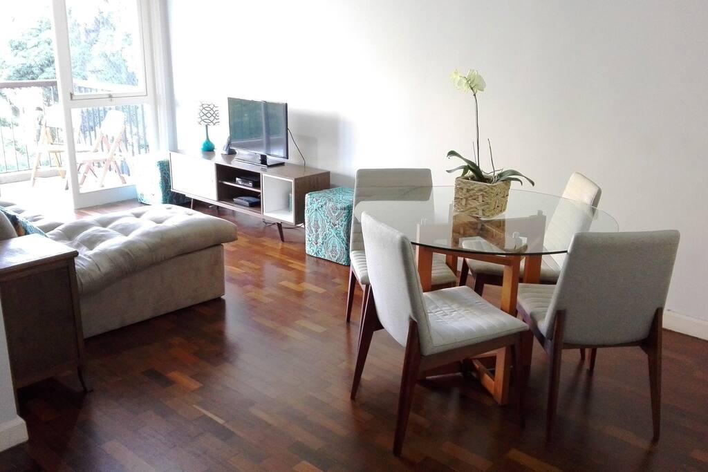 Sala de estar ampla / Spacious living room