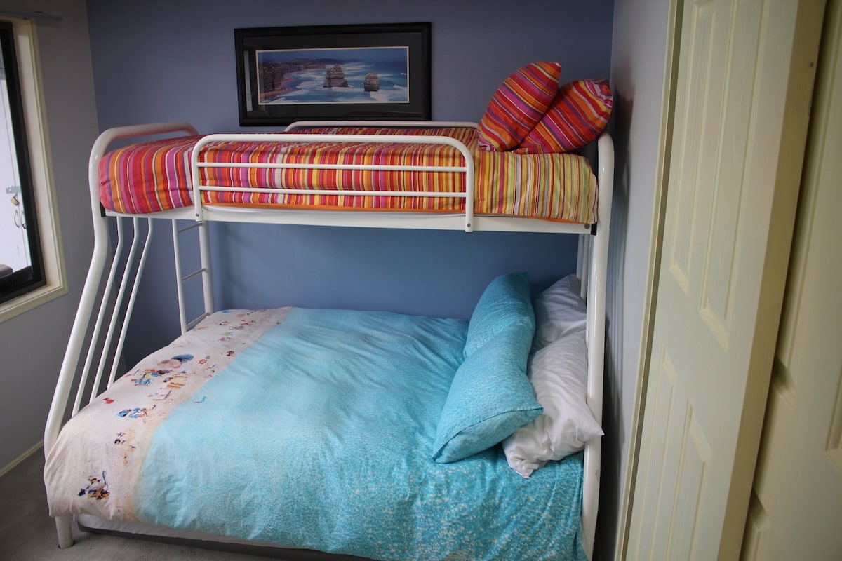 V tejto izbe je manželská posteľ a samostatná poschodová posteľ. Zahŕňa tiež jeden vozík pre ďalších hostí.  