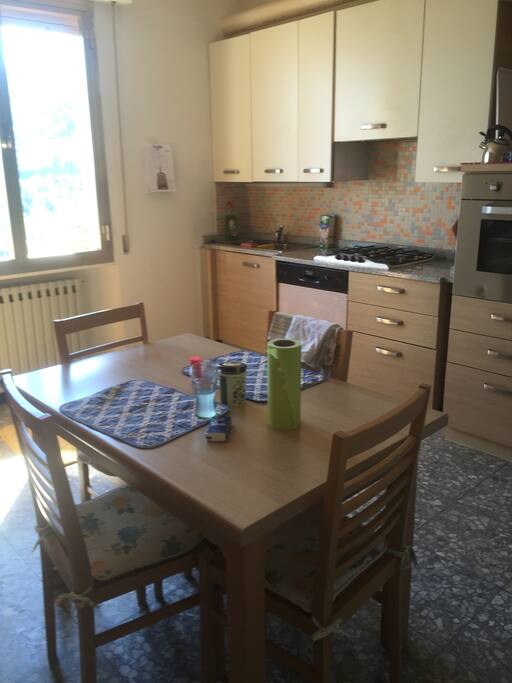 cucina funzionale con lavastoviglie