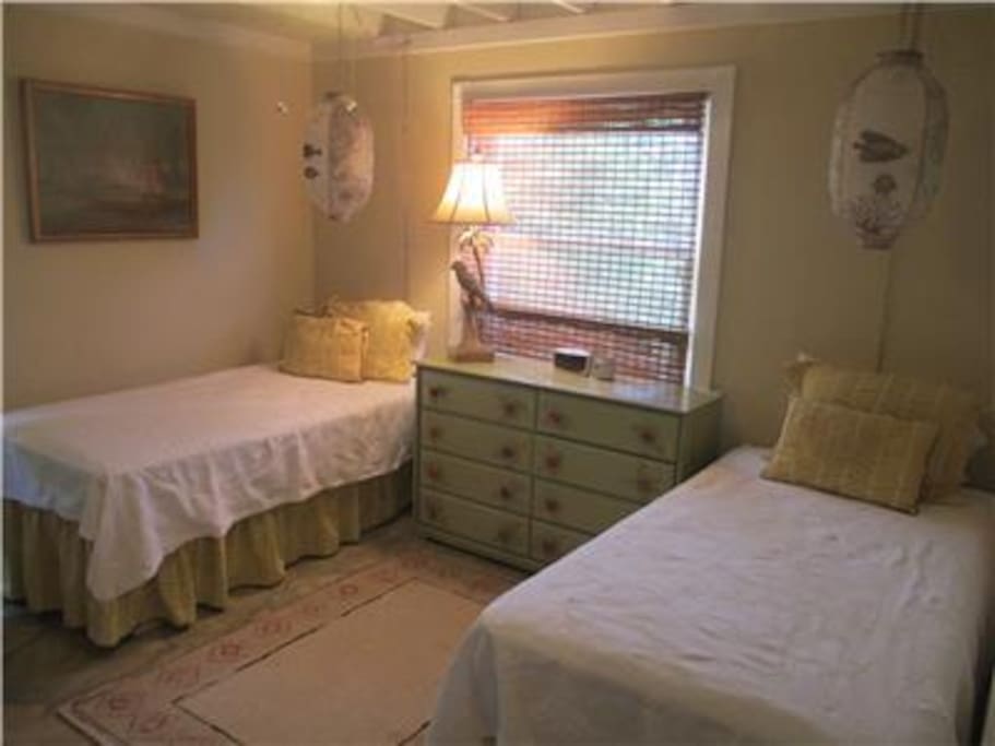 Guest bedroom Twin beds