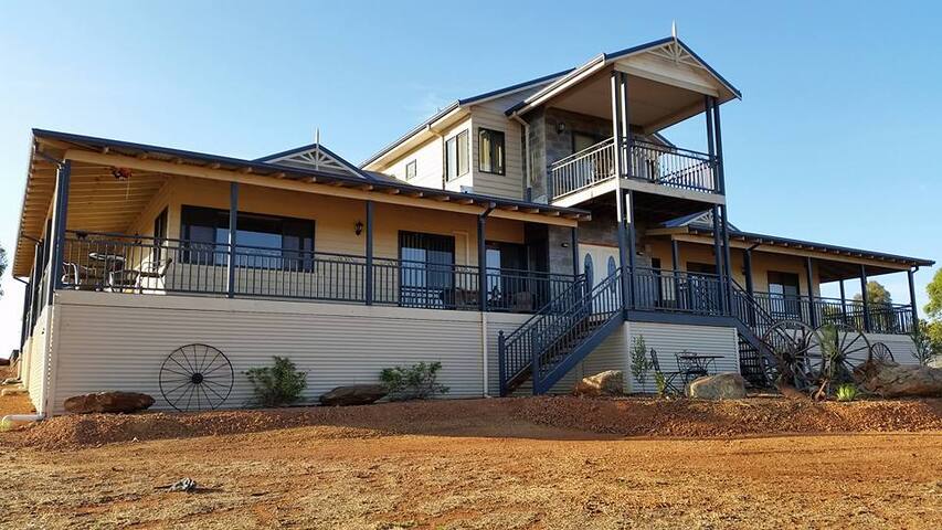 Mountain Park 50 acres+views+river+spa+sleeps 12