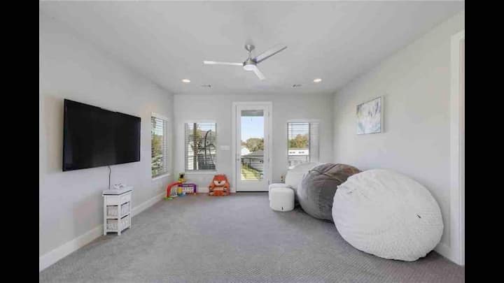 Roshani ya ghorofani iliyo na roshani ya kibinafsi na mwonekano wa ziwa. Sacs za upendo zilizoonyeshwa kwenye picha zinaweza kulala mtu mmoja kila mmoja. Pia tuna magodoro 2 ya hewa yenye ukubwa wa malkia ikiwa yanahitajika kwa ajili ya kulala zaidi.