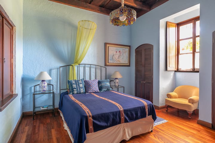 Dhoma e gjumit "Queen" #2 me banjë të përbashkët. 