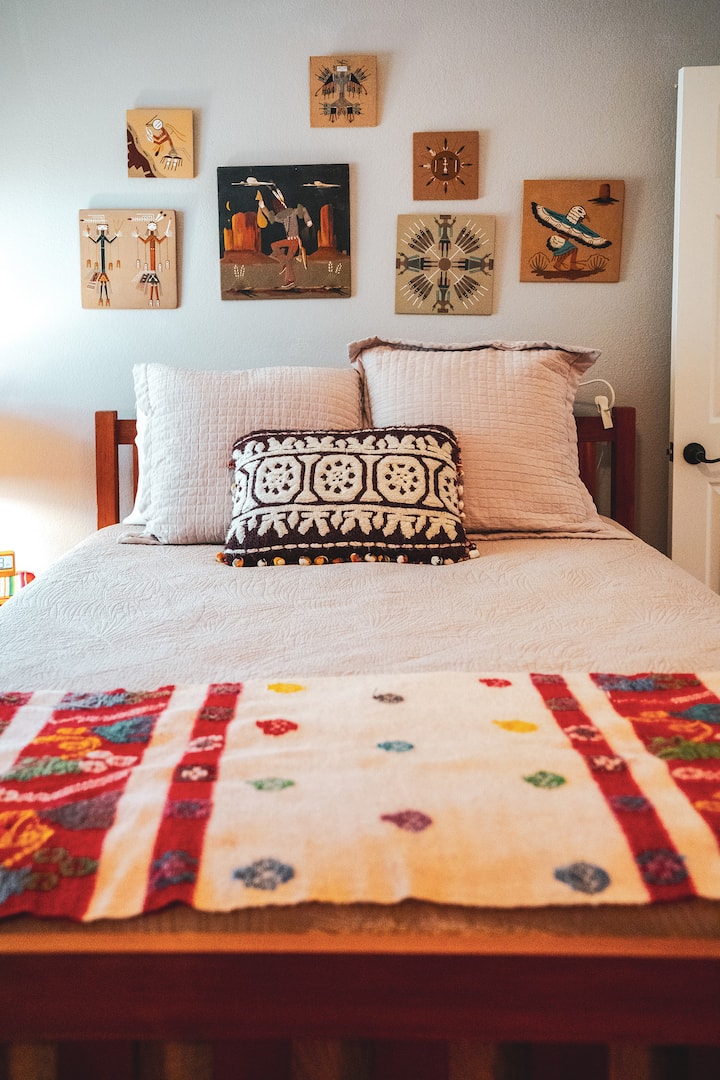 Habitación de ukelele con cama tamaño queen súper cómoda.