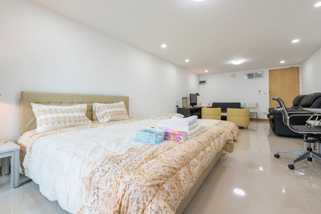 Newly renovated. Big studio room for 4 guests 1 double+ 2 single floor mattress.