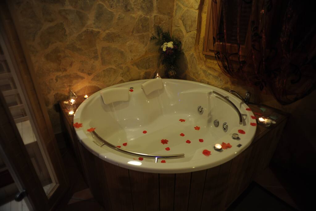 Jacuzzi del Spa privado de la casa el Alamo