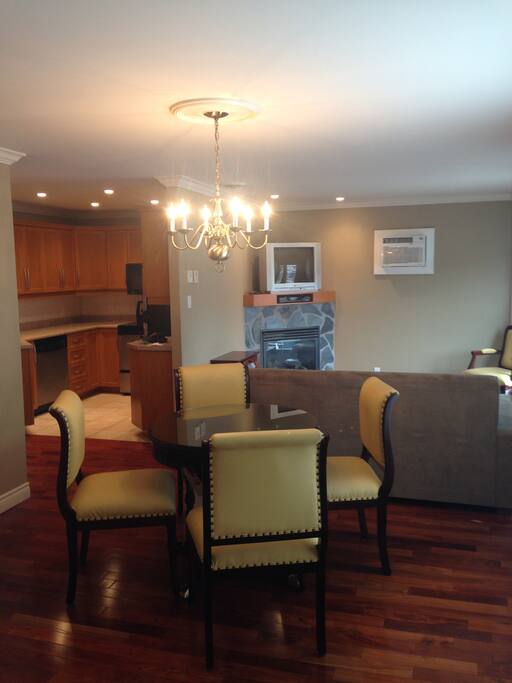 Dining/Living room. Salon/Salle a diner.