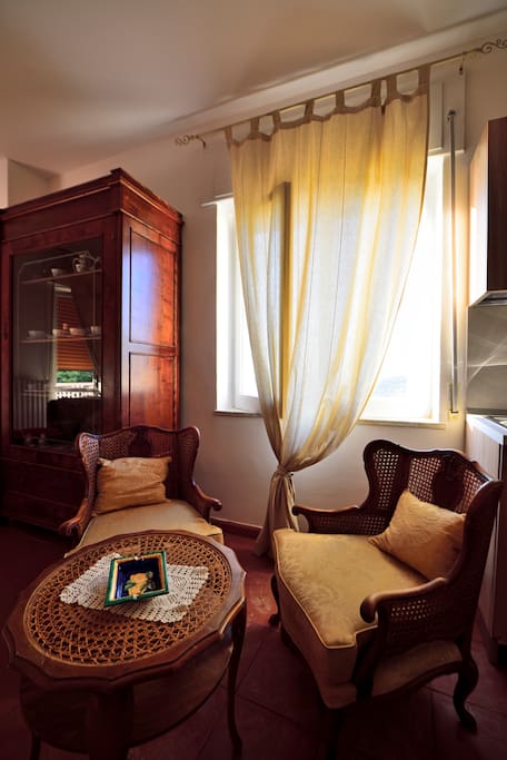 Confortevole ambiente con finestra vista golfo.
Comfortable environment, window facing the gulf.