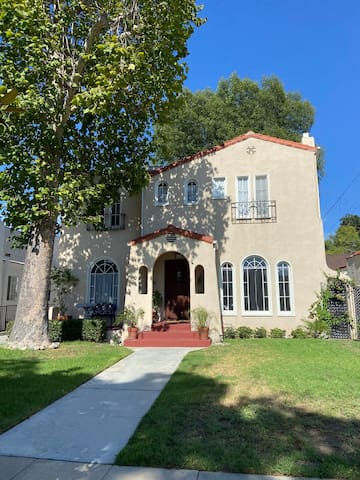 Glendale Spacious Character Home In Prime Location