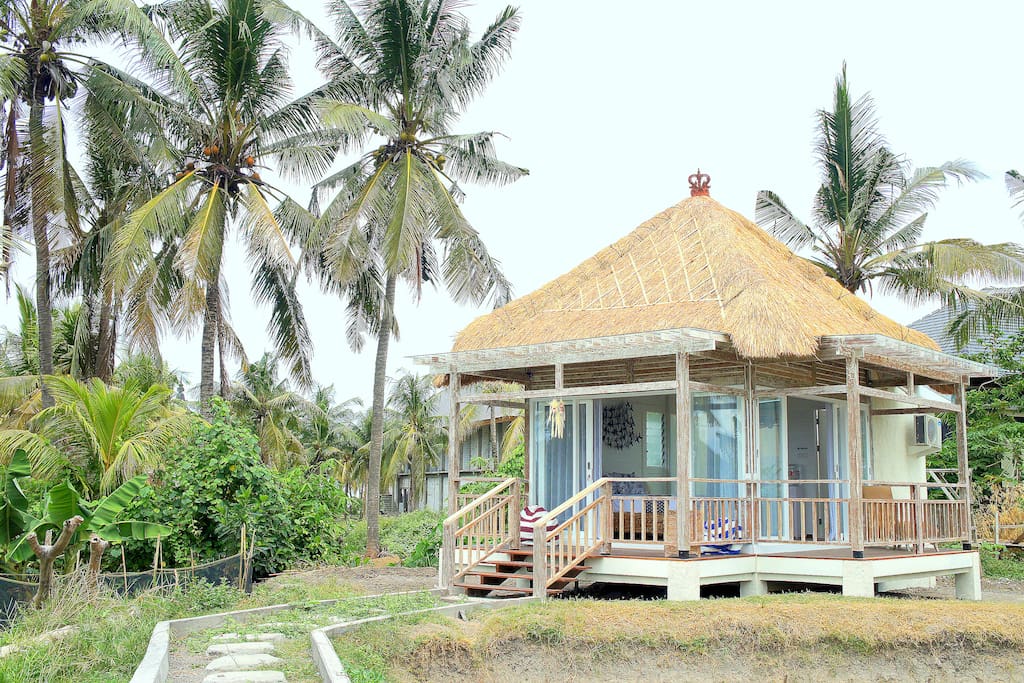 Paradise Found:
Paradise Found Eco-Bungalow : Suitable for 2 adults. Promo Price : 15 April - 15 May 2016, ONLY IDR. 650K per night including breakfast.