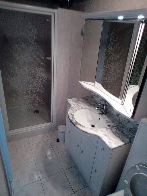 Chambre C : Salle de bain (avec WC) privative