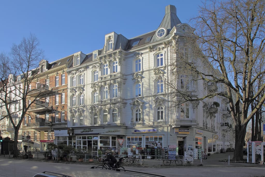 Unser schönes Haus, wie ein Palast!
Die Gästezimmer sind seitlich, ruhig!
