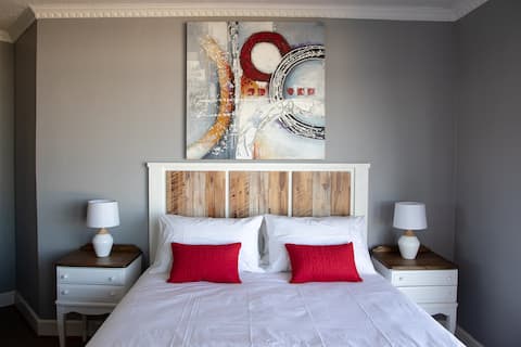 AquaBliss Beachfront Apartment: Stunning Sea Views