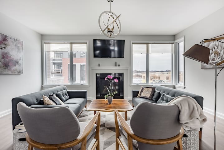 Elegant home with 4 Beds, 4 Baths at Centre Kanata gallery image 2