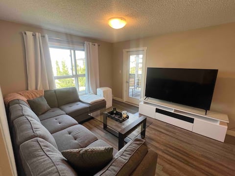 Top performing Airbnb: King bed, AC, Underground Parking, 70” TVs in Fulton Meadows