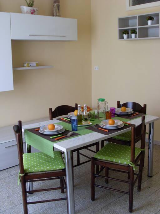 Tavolo da pranzo e parete attrezzata
