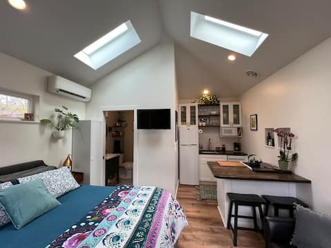 Lucky 13 Studio-Tiny home in the heart of the city