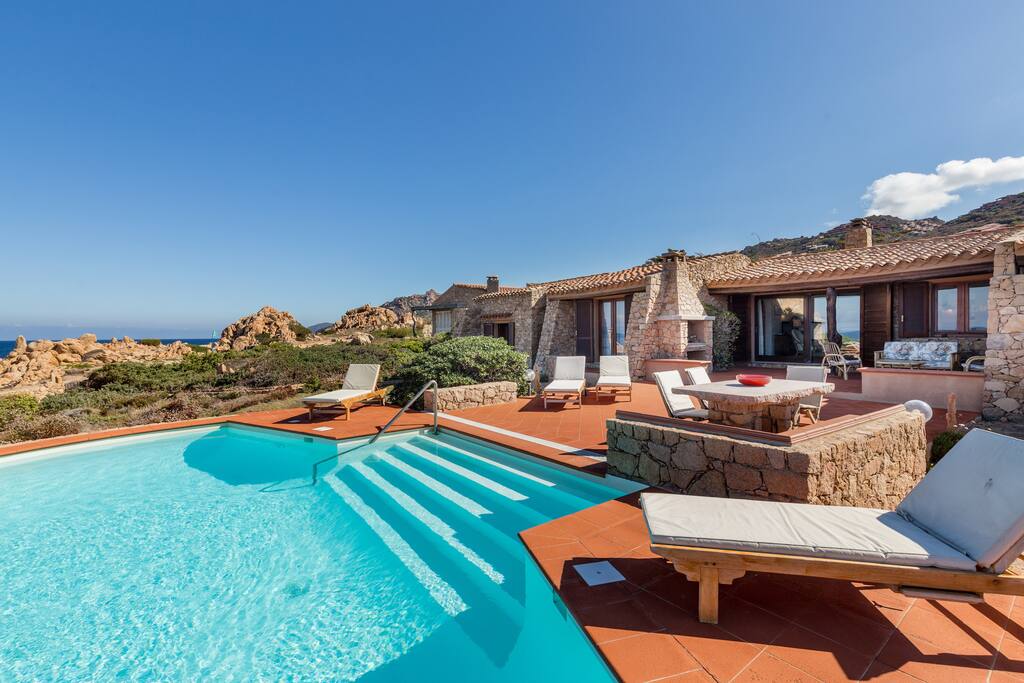Private pool 30 mt. far from the sea